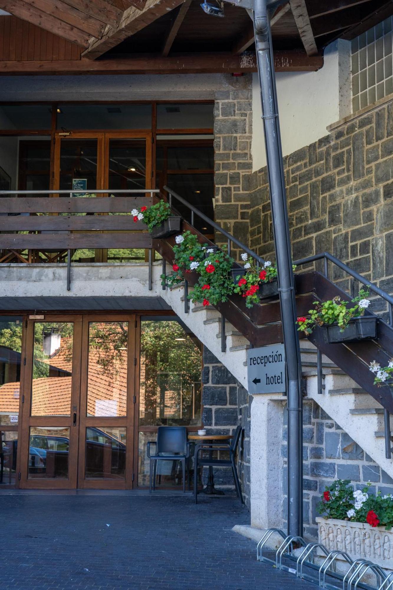 Hotel Y Apartamentos Snoe Исаба Экстерьер фото